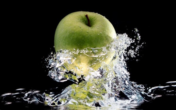 Apple-with-splashing water