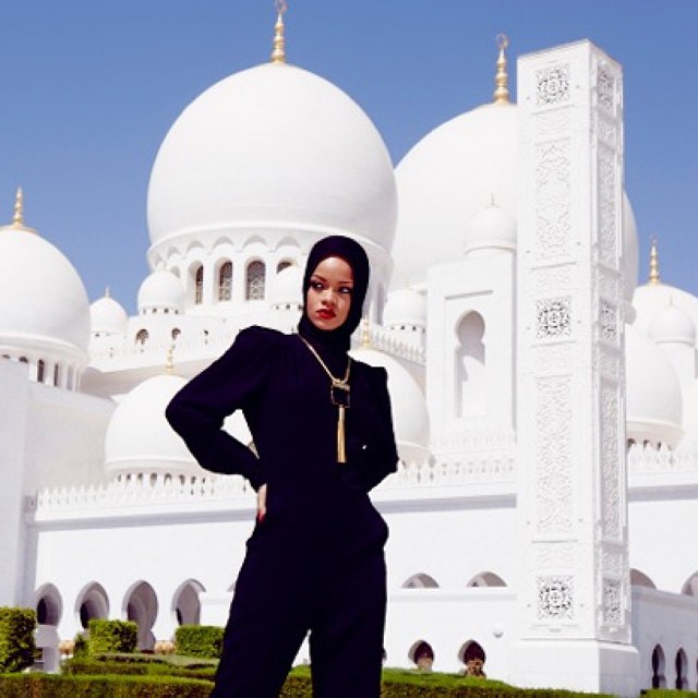 rihanna_abu_dhabi_photoshoot